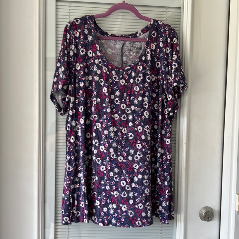 Lane Bryant knit short sleeve swing top.